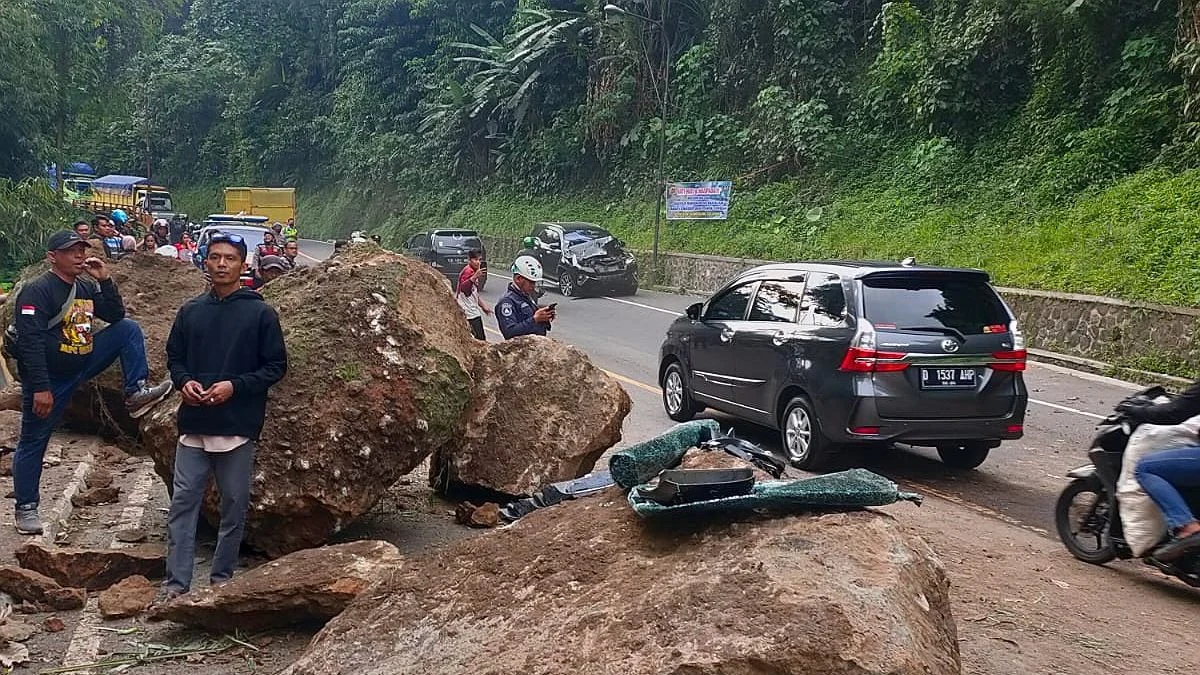 Longsor Besar Guncang Sumedang: Jalan Cadas Pengeran Tertutup, Warga Terjebak Timbun Tanah
