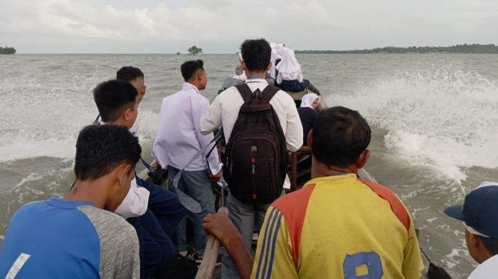 Melintasi Ombak Demi Listrik: Perjuangan Menyalakan Kepulauan Madura