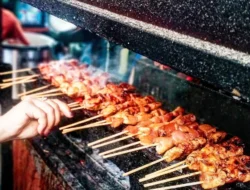 Menikmati Sate Koyor di Pasar Ngasem, Kuliner Ikonik Yogyakarta