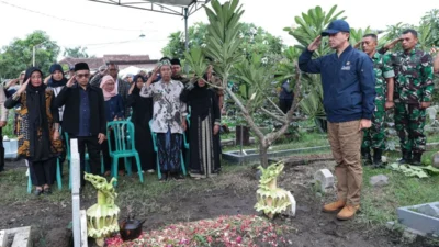 Meninggal Sebelum Diwisuda, Mentrans Serahkan Ijazah Abdul Rohid Wisudawan ITS Ekspedisi Patriot