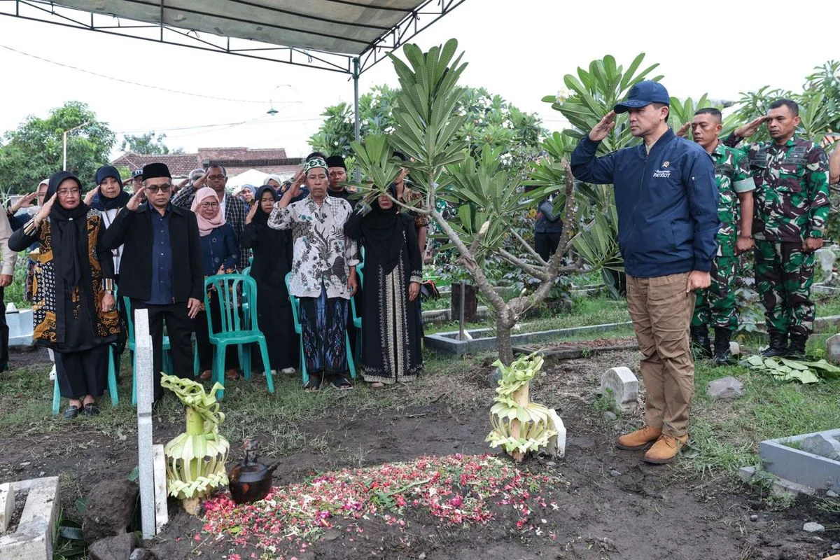 Meninggal Sebelum Diwisuda, Mentrans Serahkan Ijazah Abdul Rohid Wisudawan ITS Ekspedisi Patriot