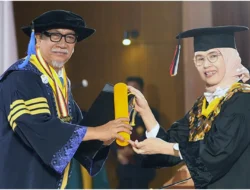 Momen Haru di Wisuda UMS, Putra Dekan FKIP Raih Cumlaude dan Lulus Aktivis