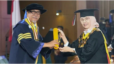 Momen Haru di Wisuda UMS, Putra Dekan FKIP Raih Cumlaude dan Lulus Aktivis