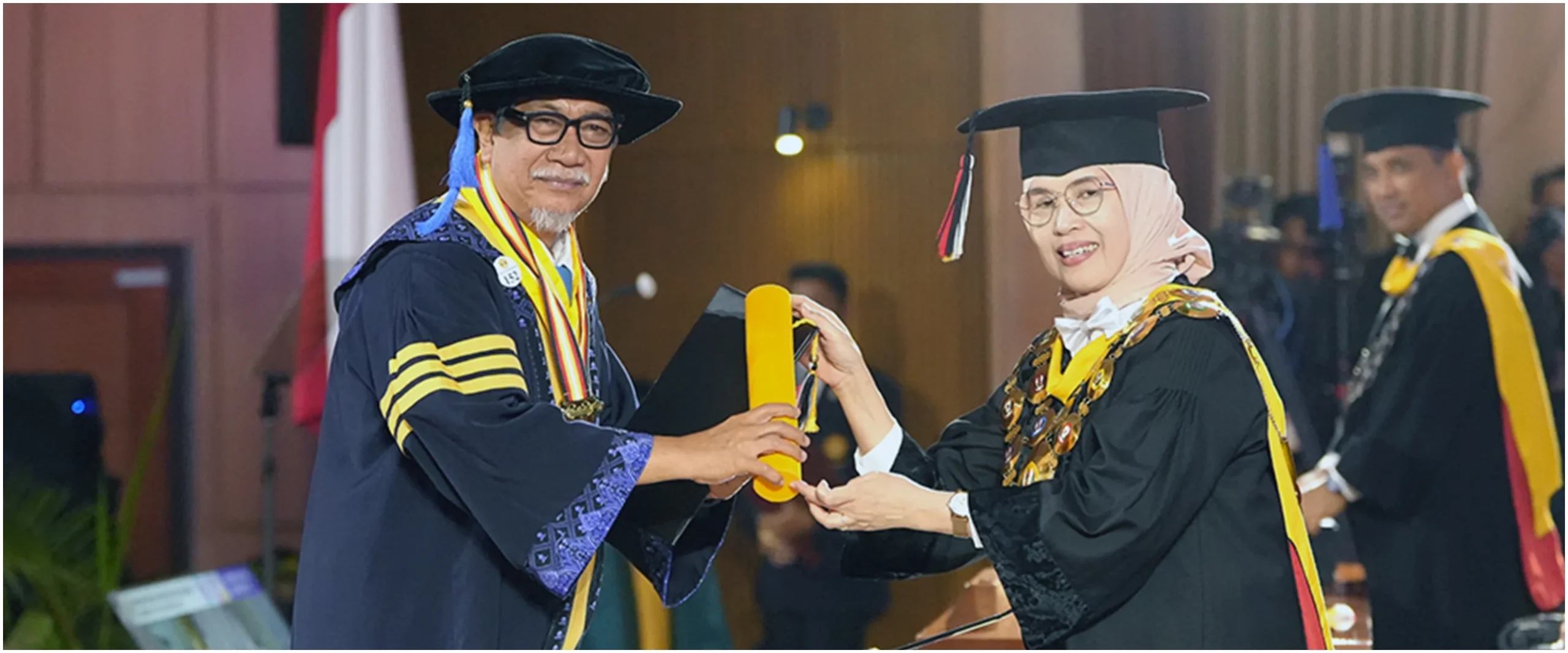 Momen Haru di Wisuda UMS, Putra Dekan FKIP Raih Cumlaude dan Lulus Aktivis