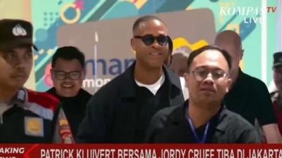 Patrick Kluivert Akhirnya Tiba di Jakarta: Drama Undangan, Keamanan Ketat, dan Harapan Baru untuk Sepak Bola Indonesia