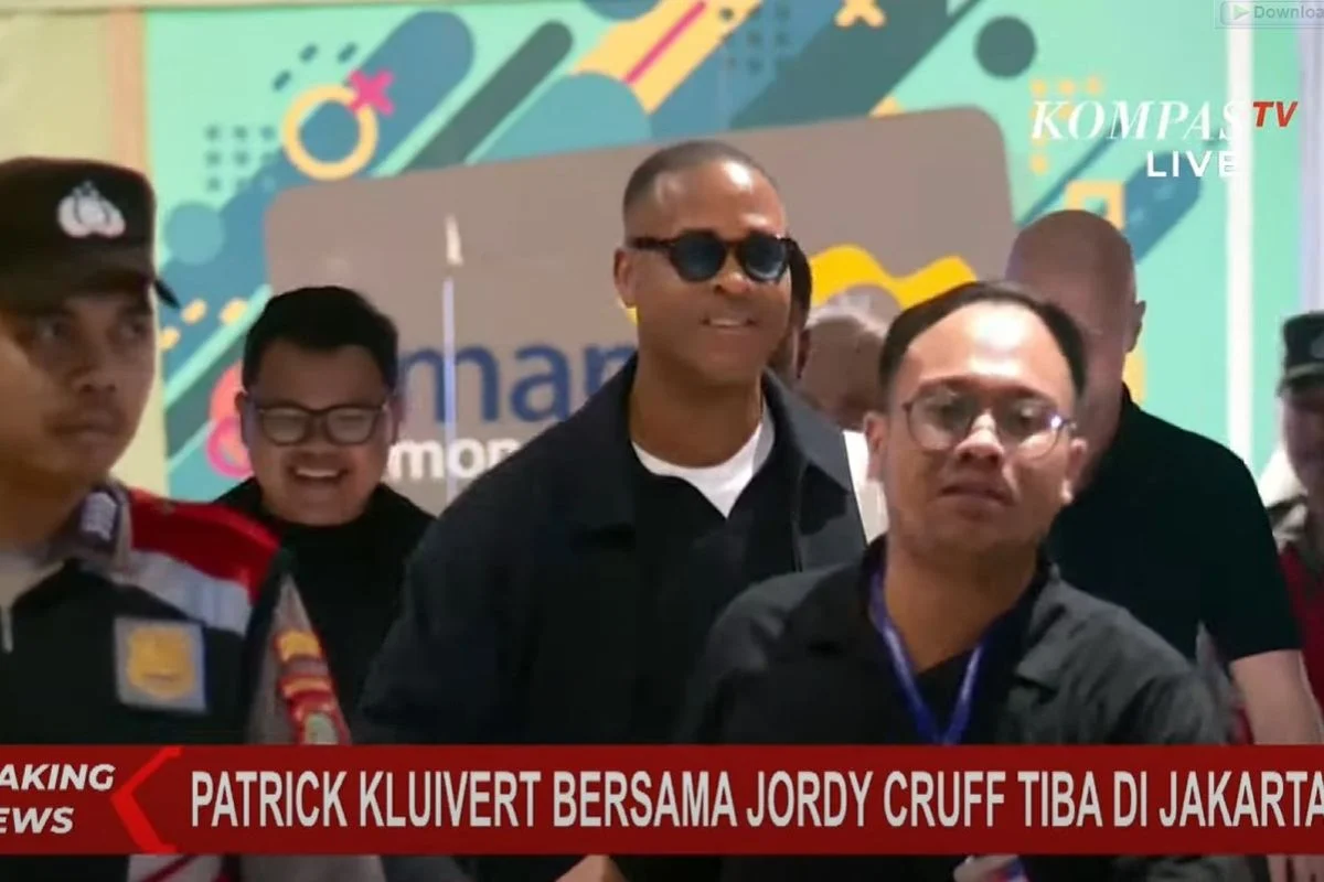 Patrick Kluivert Akhirnya Tiba di Jakarta: Drama Undangan, Keamanan Ketat, dan Harapan Baru untuk Sepak Bola Indonesia