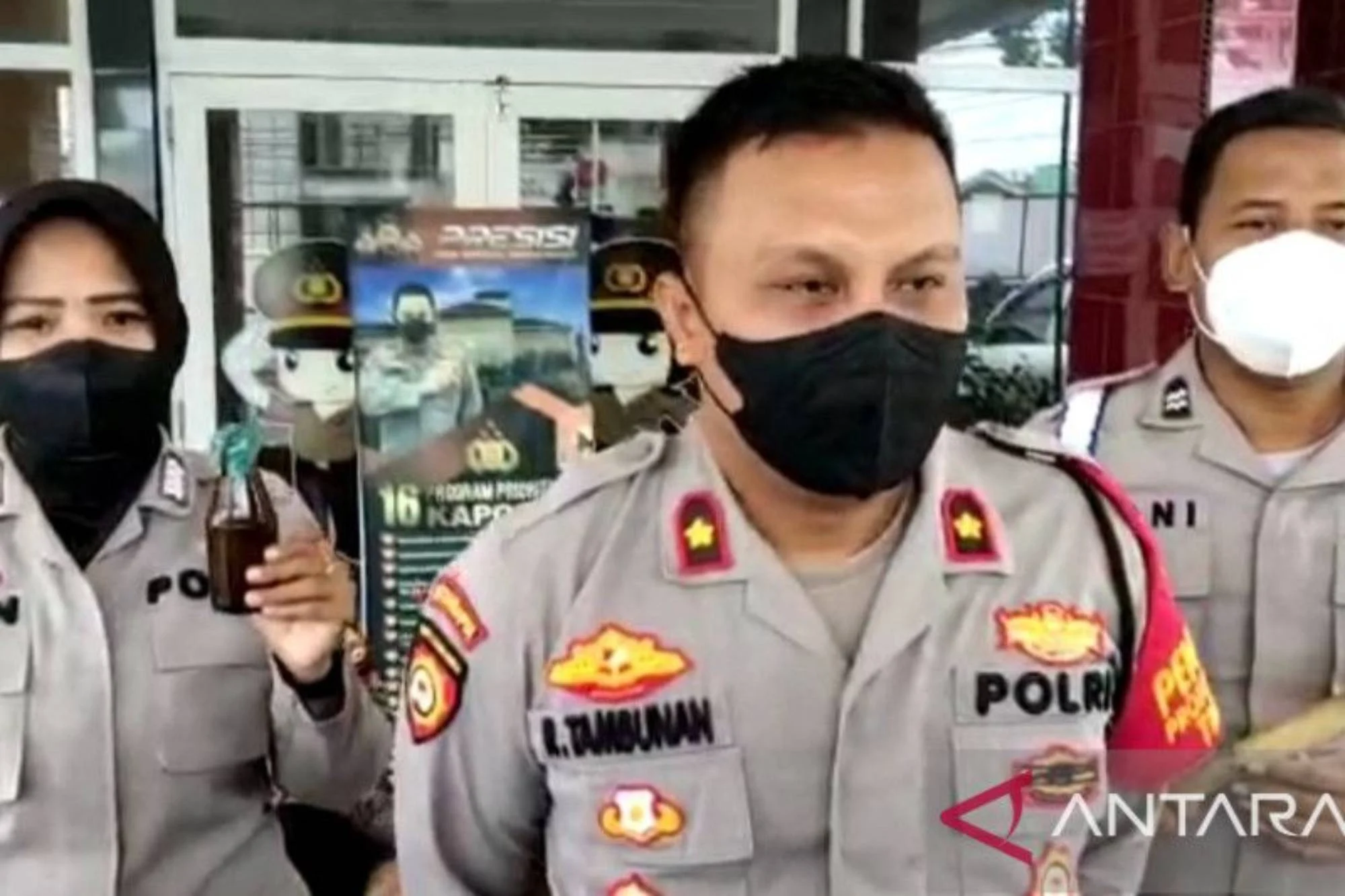 Patroli Dini Hari Polrestabes Palembang Amankan Dua Pria Bersenjata Pistol Rakitan dan Tajam di Keramasan