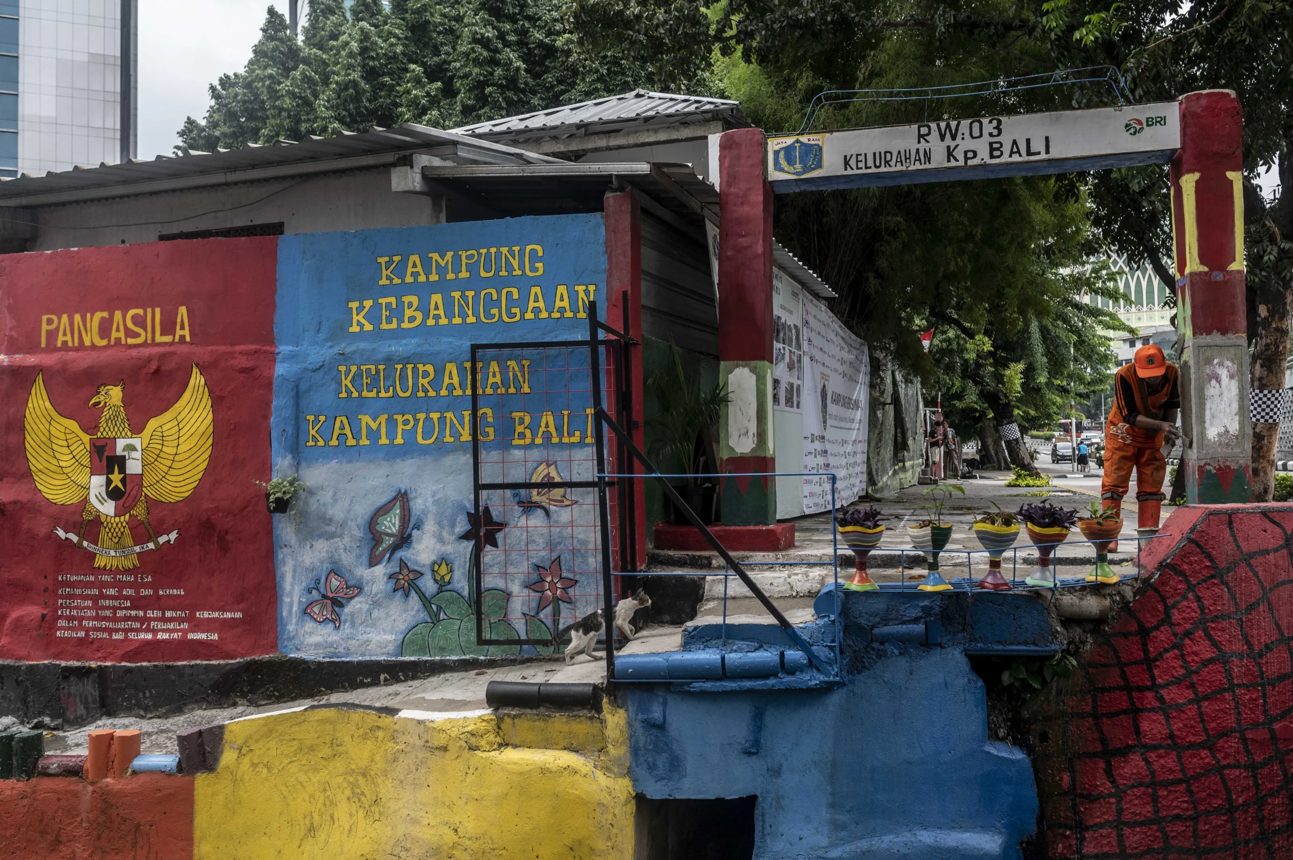Penataan Kawasan Kumuh di Menteng Tenggulun, Jakarta: Program Kampung Gotong Royong Memperbaiki 152 Rumah Tidak Layak Huni