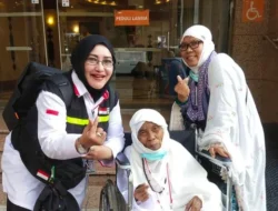 Petugas Haji Madinah Peduli Lansia: Mandikan, Ganti Pakaian, dan Dengarkan Cerita