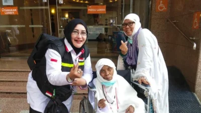 Petugas Haji Madinah Peduli Lansia: Mandikan, Ganti Pakaian, dan Dengarkan Cerita