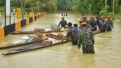 Polri dan Disdukcapil Bersatu Tangani Banjir di Grogol: Dampak Udara Buruk dan Kemacetan 2 Km Memburuk