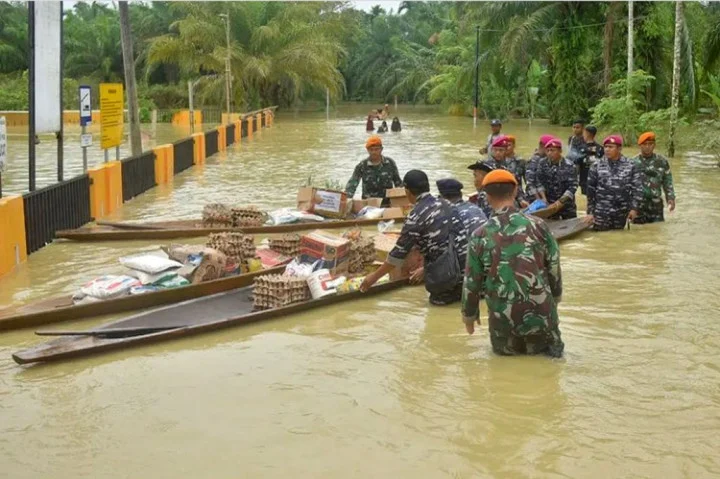 Polri dan Disdukcapil Bersatu Tangani Banjir di Grogol: Dampak Udara Buruk dan Kemacetan 2 Km Memburuk