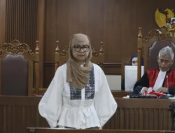 Puisi dan Bunga Pink Menghangatkan Sidang Pledoi Warga Rote yang Dijatuhi Tuntutan Penjara karena Kritik di Facebook