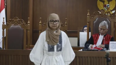 Puisi dan Bunga Pink Menghangatkan Sidang Pledoi Warga Rote yang Dijatuhi Tuntutan Penjara karena Kritik di Facebook
