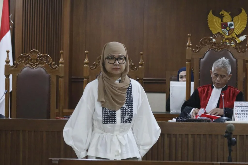 Puisi dan Bunga Pink Menghangatkan Sidang Pledoi Warga Rote yang Dijatuhi Tuntutan Penjara karena Kritik di Facebook