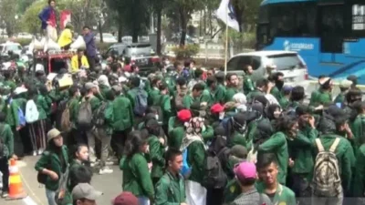 Ribuan Buruh Guncang Senayan: Demo Pra‑Mayday Buka Jalan ke DPR, Polisi Siapkan 1.948 Personel