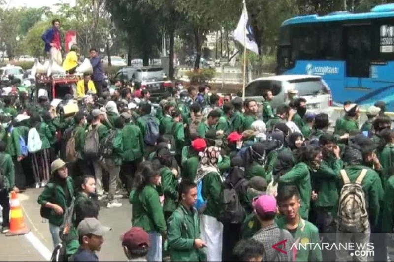 Ribuan Buruh Guncang Senayan: Demo Pra‑Mayday Buka Jalan ke DPR, Polisi Siapkan 1.948 Personel