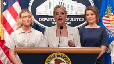 Robert Mueller dan Kontroversi DOJ: Apa Hubungan Penolakan Pam Bondi dengan Penyelidikan Epik?