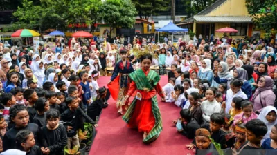 Semangat Kartini Menggema di Palembang, Danrem 044/Gapo Ikut Lari Wastra Budaya