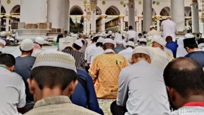 Shalat Jum’at Perdana Jemaah Haji Indonesia di Nabawi, Berlomba Datang Lebih Awal dan Kejar Amalan Sunnah