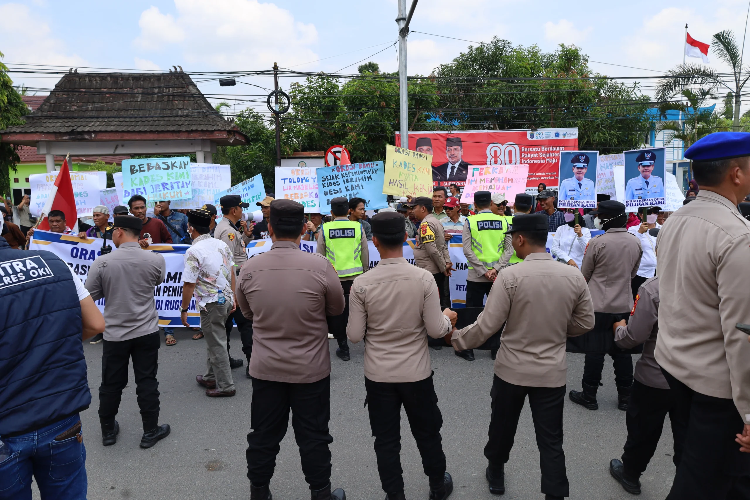 Skandal Website Desa Karo: Pekerja Kreatif Dijatuhi Penjara, Massa Tuntut Keadilan
