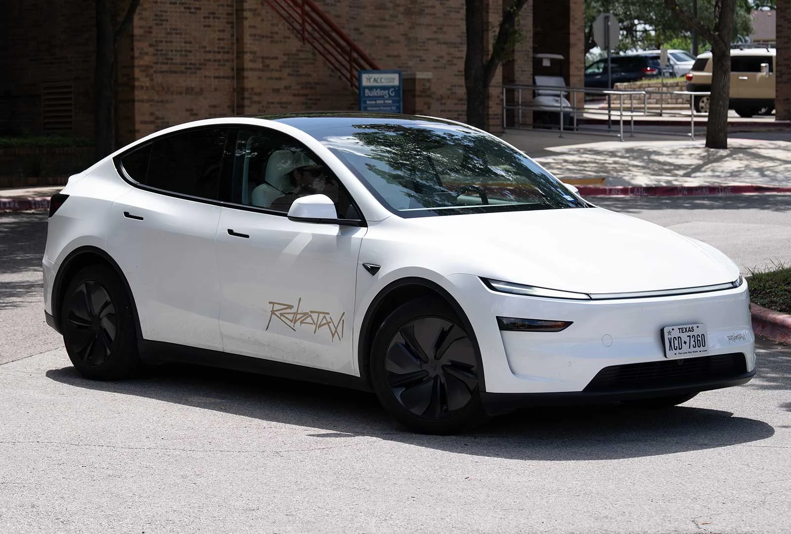 Tesla Robotaxi Perluas Layanan ke Dallas dan Houston