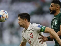 Tolak Arab dan MLS? Douglas Costa Rayu Robert Lewandowski Pindah ke Juventus Akhir Musim