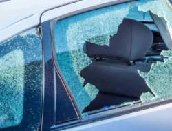 Toyota Rush Terbalik di Jatinegara: Kaca Pecah, Pengemudi Selamat, Penyebab Diduga Microsleep