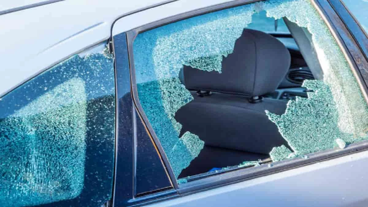 Toyota Rush Terbalik di Jatinegara: Kaca Pecah, Pengemudi Selamat, Penyebab Diduga Microsleep