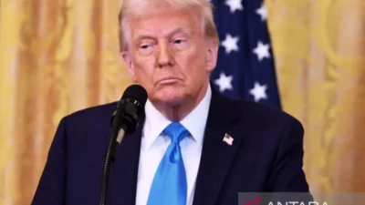 Trump Ancam Serangan ke Iran Saat Puluhan Negara Upayakan Buka Selat Hormuz