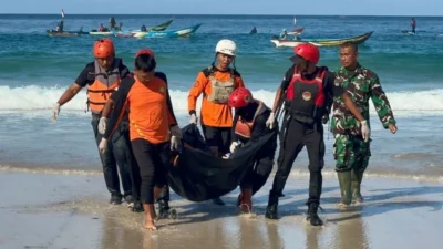 Turis Asal China Hilang Terseret Ombak di Pantai Cikeusal Lebak, Tim Gabungan Lakukan Pencarian