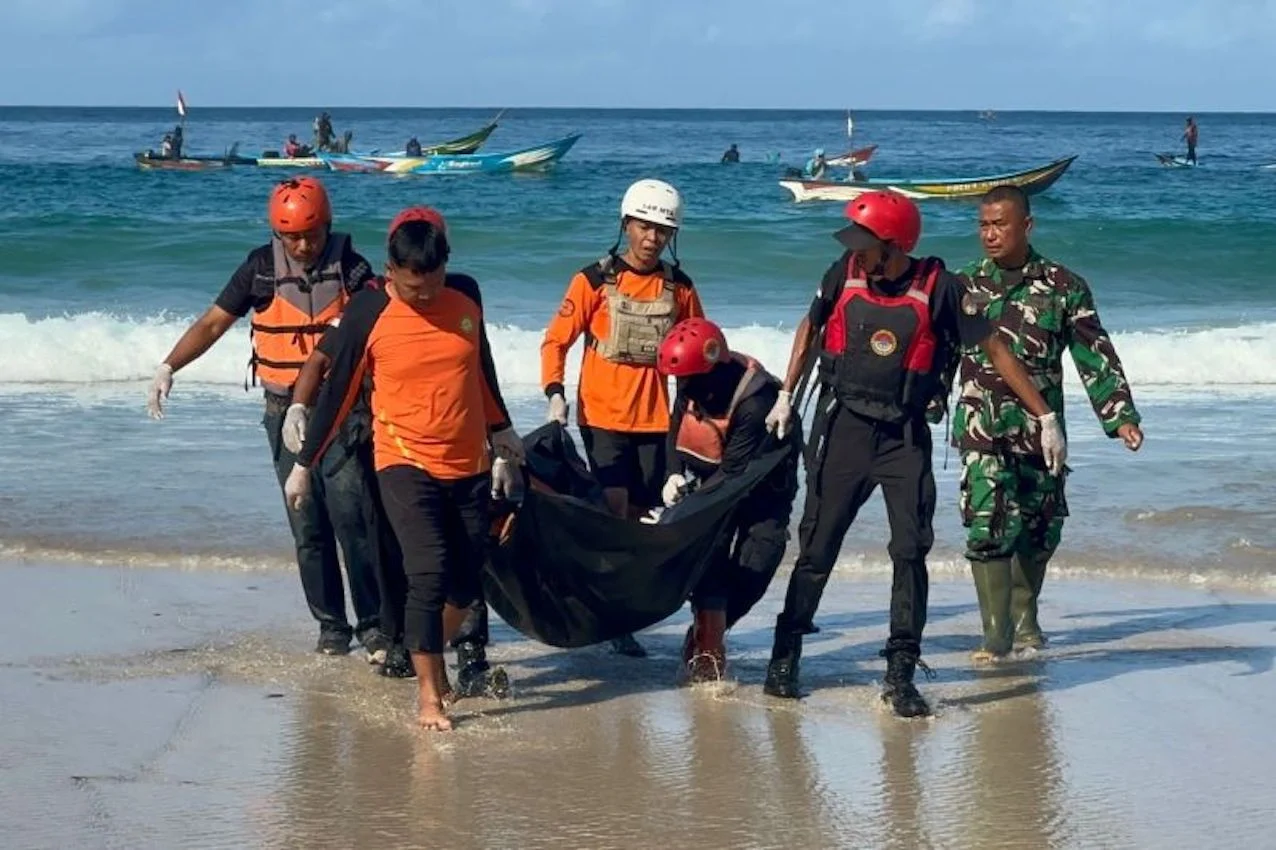 Turis Asal China Hilang Terseret Ombak di Pantai Cikeusal Lebak, Tim Gabungan Lakukan Pencarian