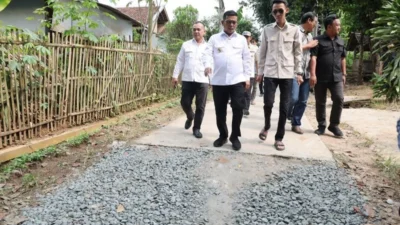 Warga Ciandur Antusias dengan Pembangunan Jalan Desa Lewat Program Bang Andra