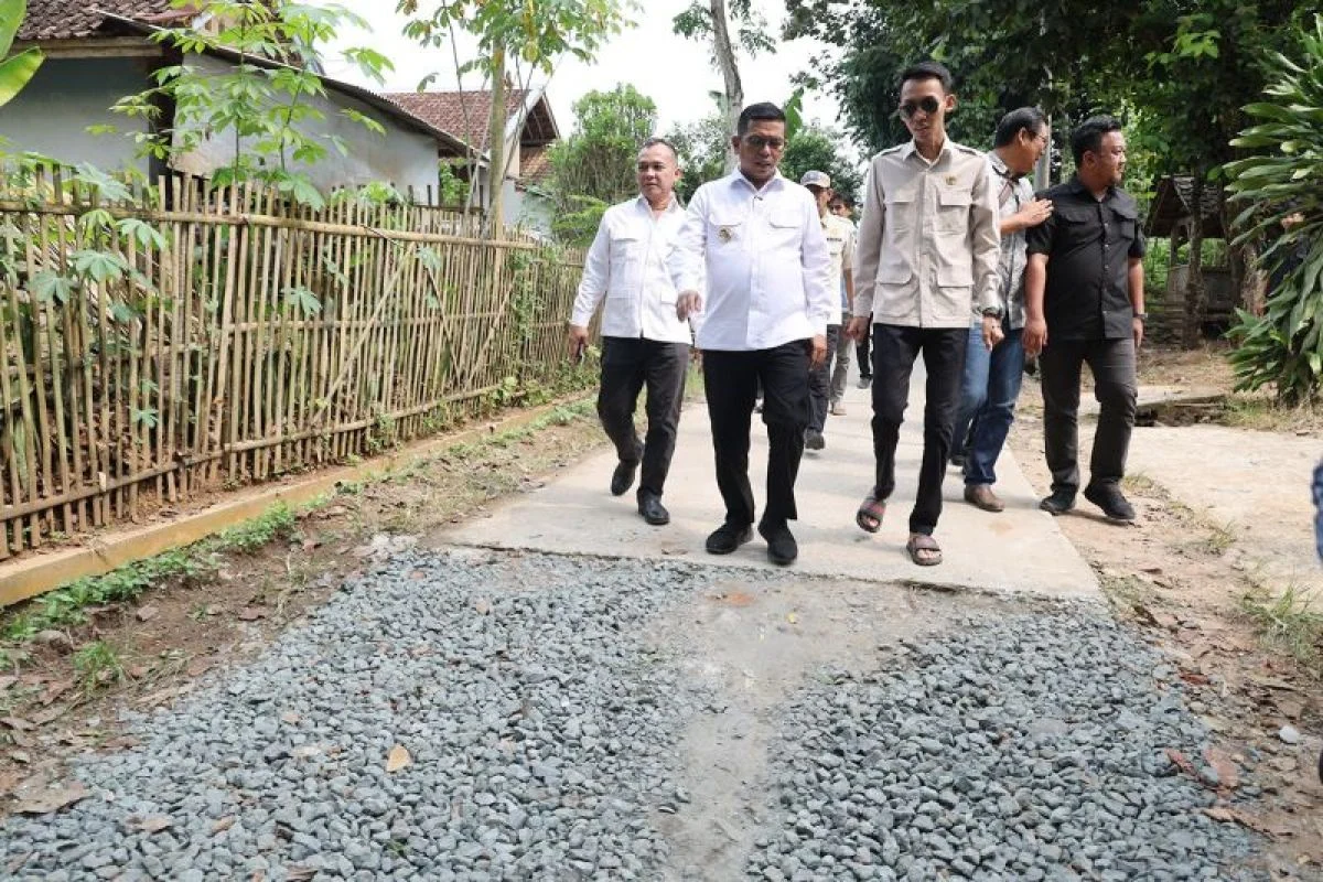 Warga Ciandur Antusias dengan Pembangunan Jalan Desa Lewat Program Bang Andra