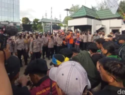Wartawan Dilarang Meliput, Demo Gubernur Kaltim Ricuh dan Menambah Ketegangan Politik