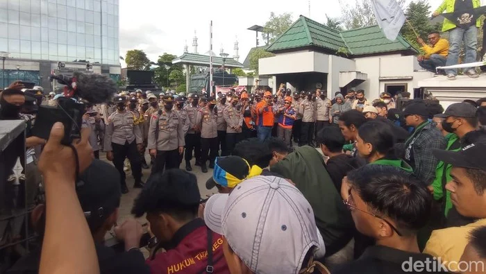 Wartawan Dilarang Meliput, Demo Gubernur Kaltim Ricuh dan Menambah Ketegangan Politik
