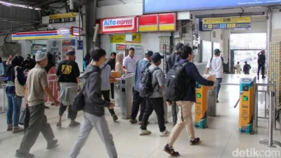 10 Stasiun Paling Dipadati Penumpang Saat Libur Panjang Pekan Ini, Liburan yang Mengasyikkan!