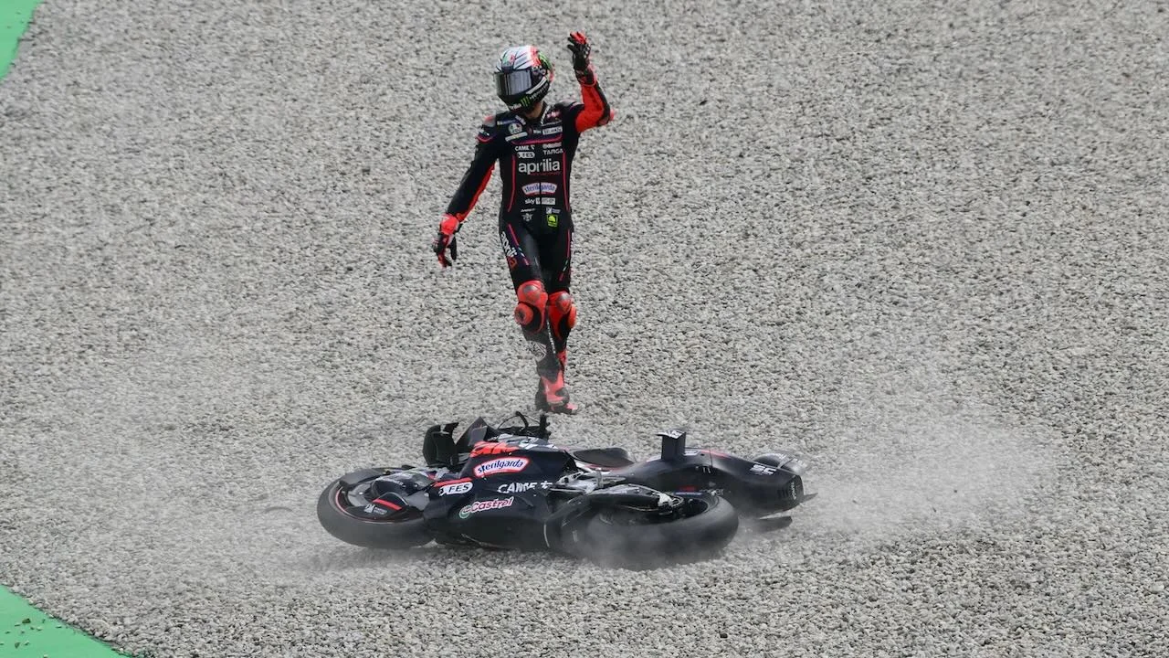 2 Kali MotoGP Catalunya Dihentikan Akibat Crash Beruntun, Zarco Dibawa ke Pusat Medis: Insiden Mengerikan di Sirkuit Barcelona