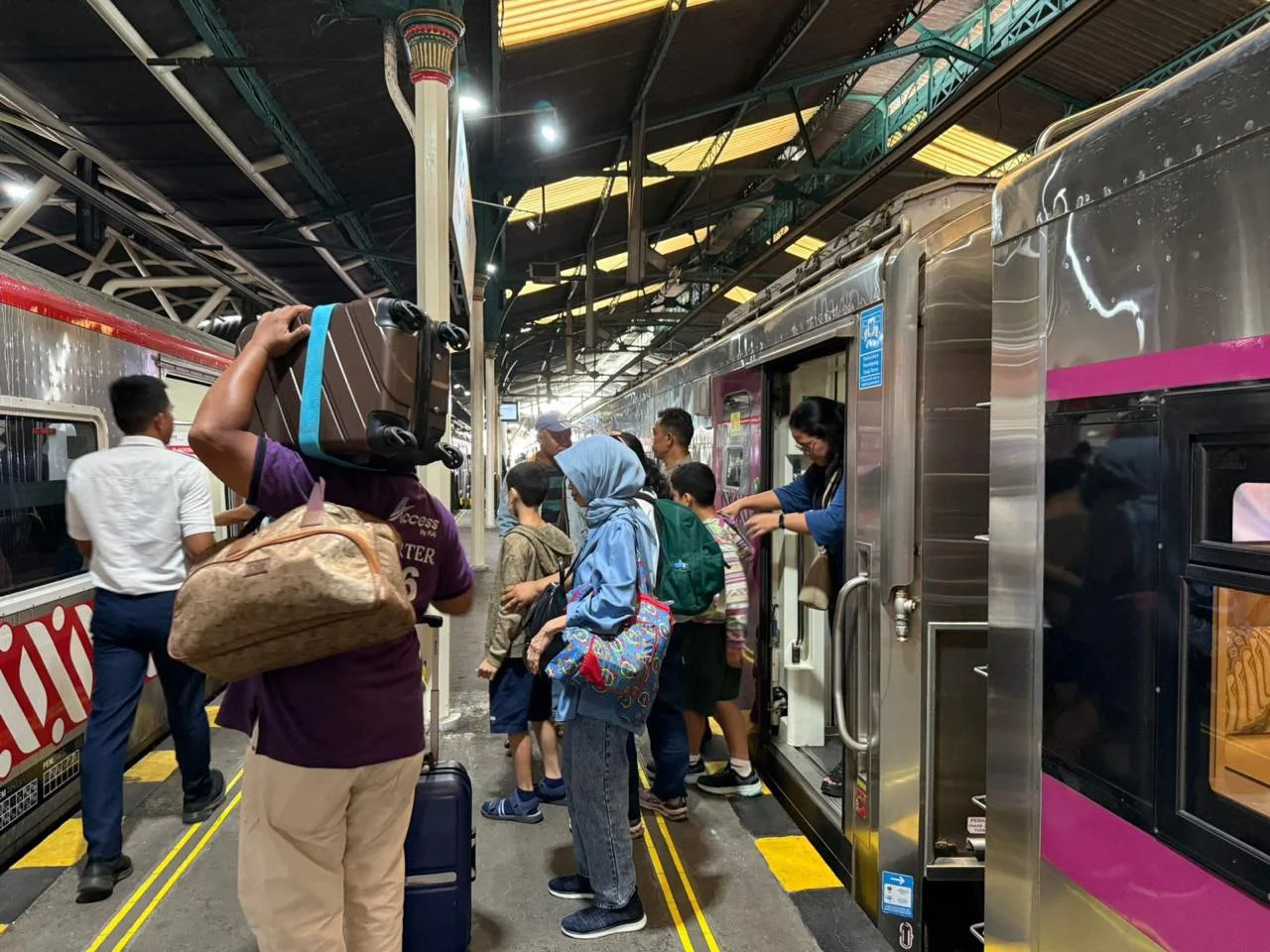 91 Ribu Penumpang KA Jarak Jauh Serbu Bandung Saat Libur Panjang, Mencatat Lonjakan Signifikan!