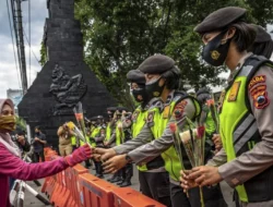 Aksi Damai LPKPI dan DPW LAKI Sumsel di OJK dan ACC