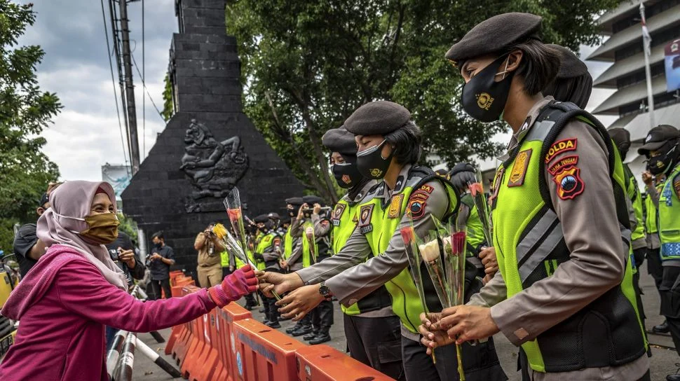Aksi Damai LPKPI dan DPW LAKI Sumsel di OJK dan ACC