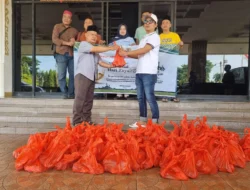 Aksi Sosial PDI Perjuangan Banyuwangi: Berbagi Daging Kurban ke Tukang Becak pada Iduladha 1447 H