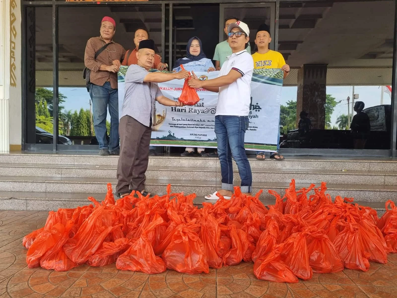 Aksi Sosial PDI Perjuangan Banyuwangi: Berbagi Daging Kurban ke Tukang Becak pada Iduladha 1447 H