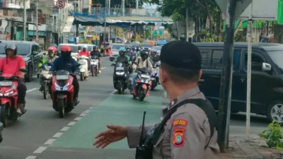 ANTISIPASI KEMACETAN, UNIT SAMAPTA POLSEK PASIRJAMBU LAKSANAKAN PENGATURAN LALU LINTAS PAGI: Upaya Cegah Macet Pagi yang Efektif