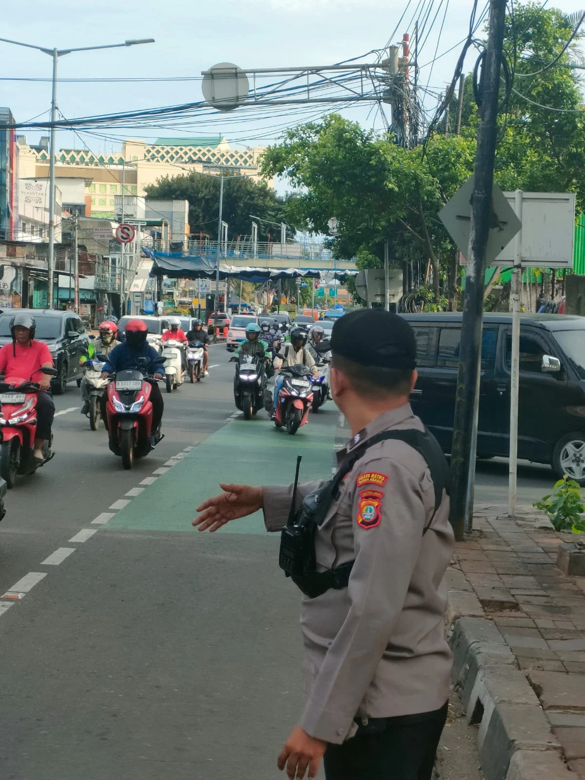 ANTISIPASI KEMACETAN, UNIT SAMAPTA POLSEK PASIRJAMBU LAKSANAKAN PENGATURAN LALU LINTAS PAGI: Upaya Cegah Macet Pagi yang Efektif