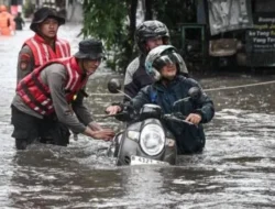 Banjir Semeter Rendam Pemukiman di Kebon Pala, Warga Jakarta Timur Menghadapi Tantangan