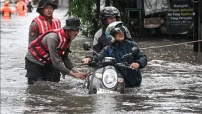 Banjir Semeter Rendam Pemukiman di Kebon Pala, Warga Jakarta Timur Menghadapi Tantangan