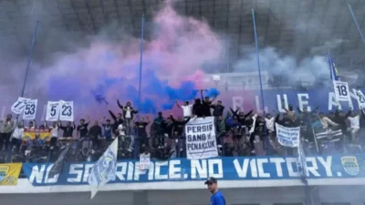 Bobotoh Dilarang Nyalakan Flare di Laga Pamungkas, Habis Angkat Piala Bebas Rayakan di Luar GBLA