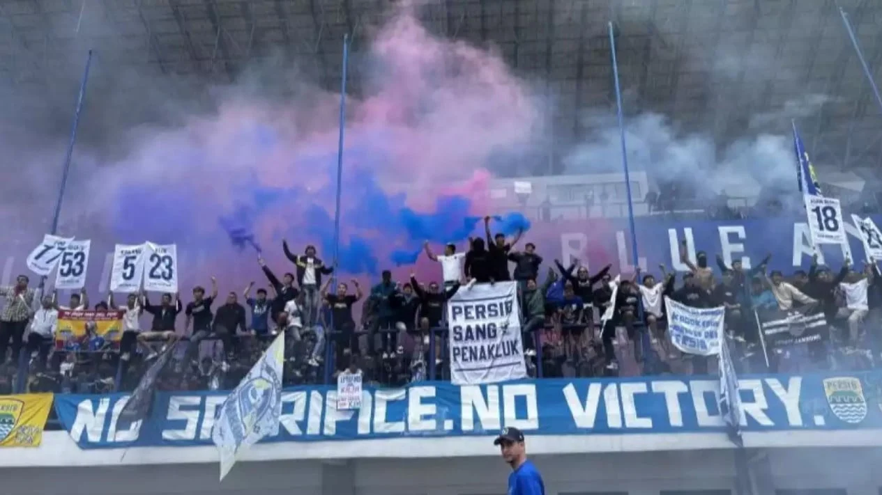 Bobotoh Dilarang Nyalakan Flare di Laga Pamungkas, Habis Angkat Piala Bebas Rayakan di Luar GBLA