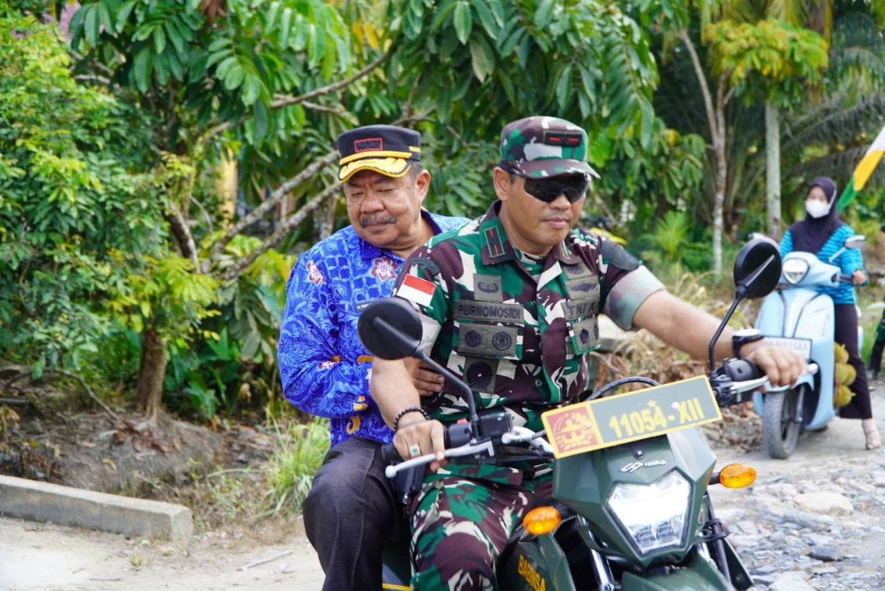 Brigjen TNI Boemi Ario Bimo Tinjau Pelaksanaan TMMD Ke-128 di Kembayan Sanggau untuk Meningkatkan Kesejahteraan Masyarakat